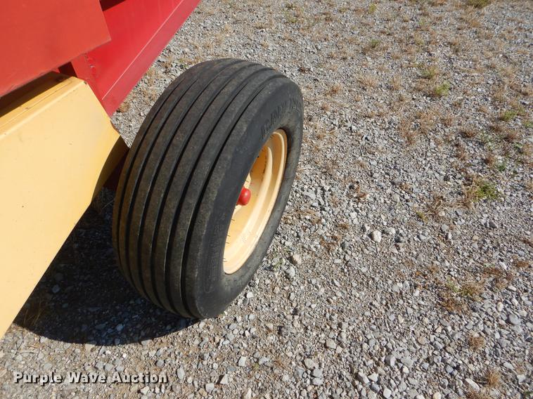 image for item EI9248 New Holland 630 round baler