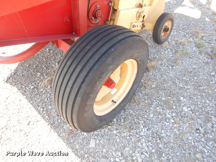 image for item EI9248 New Holland 630 round baler