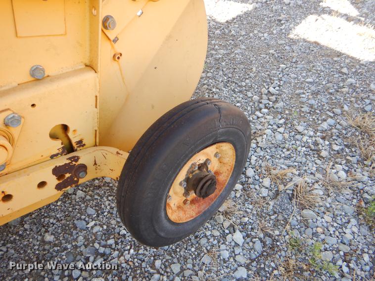 image for item EI9248 New Holland 630 round baler