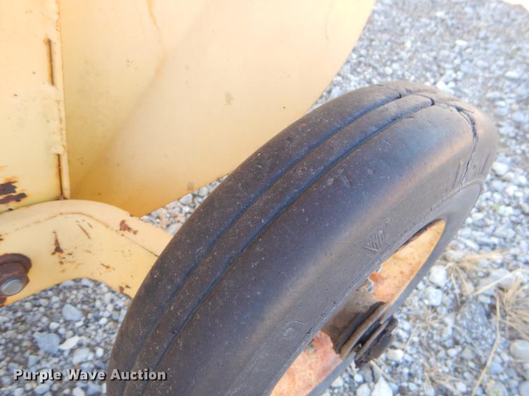 image for item EI9248 New Holland 630 round baler