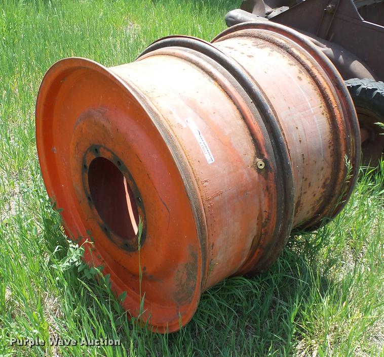 image for item ET9557 (2) Case axle mount hubs