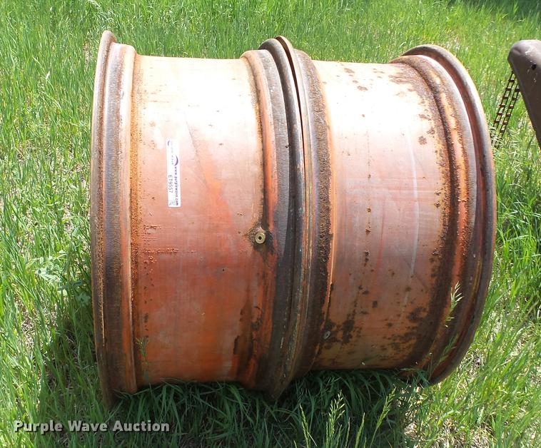 image for item ET9557 (2) Case axle mount hubs