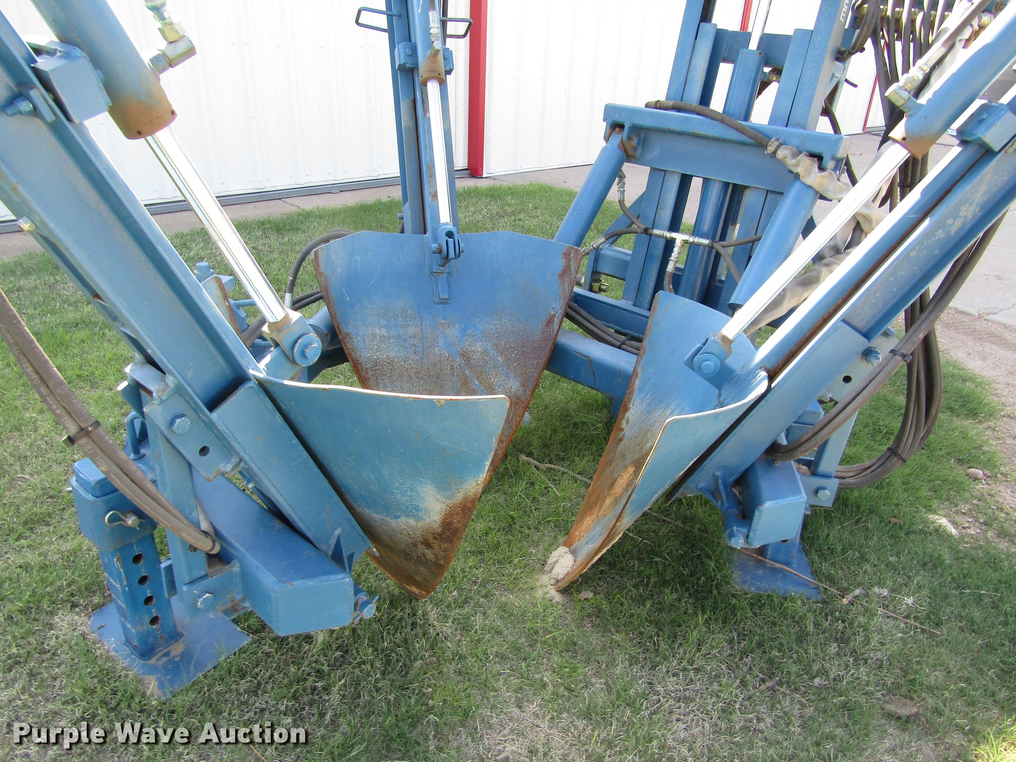 Care Tree 501 tree spade in Brewster, KS Item EI9362 sold Purple Wave