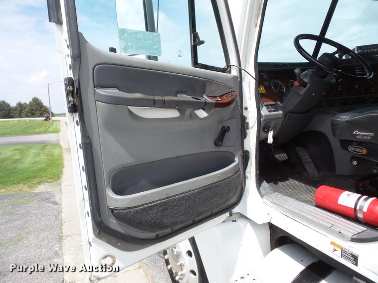 image for item DC1212 2003 Freightliner Century Class ST120 semi truck