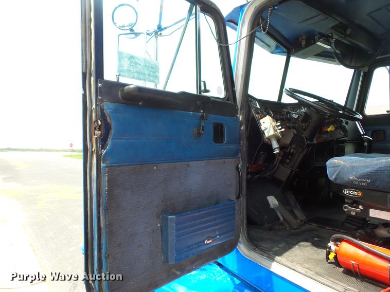 image for item DC1213 1999 Peterbilt 377 semi truck