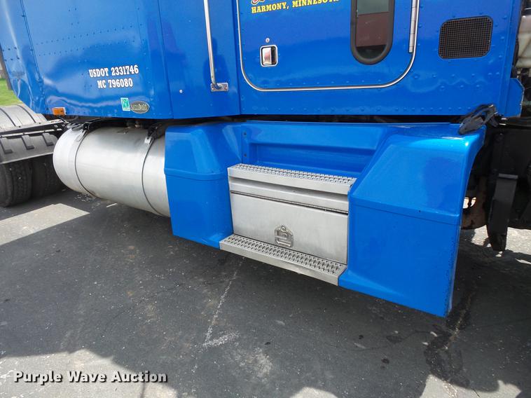 image for item DC1213 1999 Peterbilt 377 semi truck