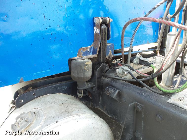 image for item DC1213 1999 Peterbilt 377 semi truck