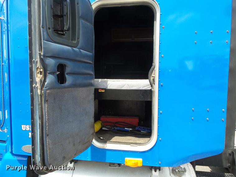 image for item DC1213 1999 Peterbilt 377 semi truck