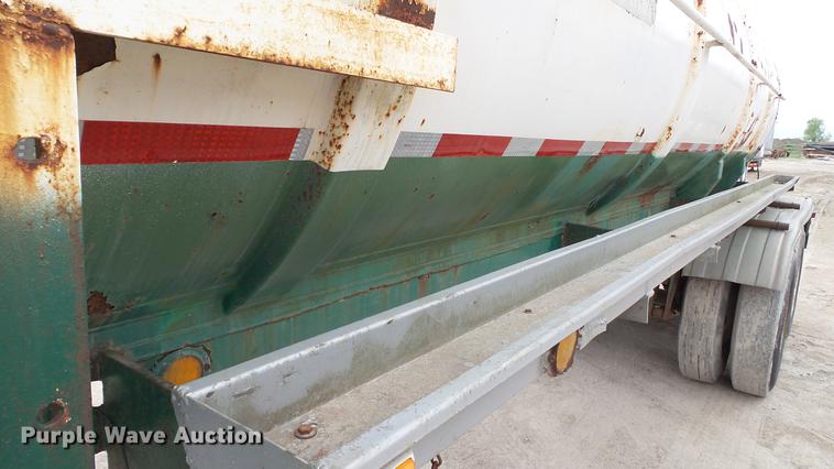 image for item DC2648 1982 Troxell vacuum tank trailer