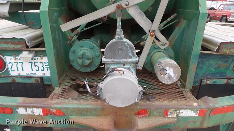 image for item DC2648 1982 Troxell vacuum tank trailer