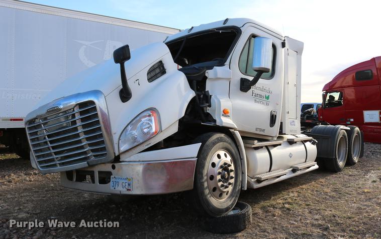 image for item DC7642 2015 Freightliner Cascadia semi truck