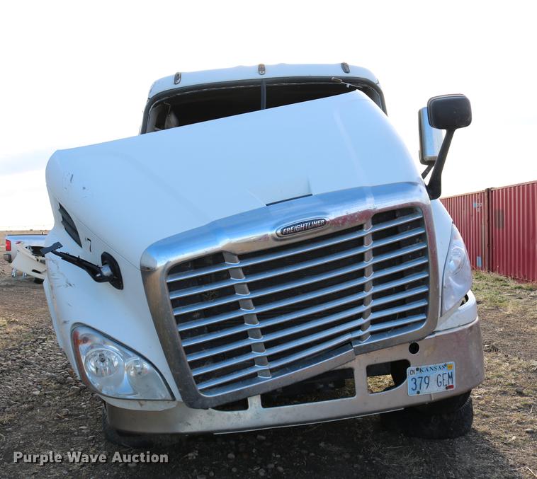 image for item DC7642 2015 Freightliner Cascadia semi truck