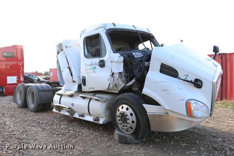 image for item DC7642 2015 Freightliner Cascadia semi truck