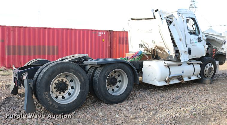 image for item DC7642 2015 Freightliner Cascadia semi truck