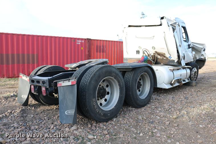 image for item DC7642 2015 Freightliner Cascadia semi truck