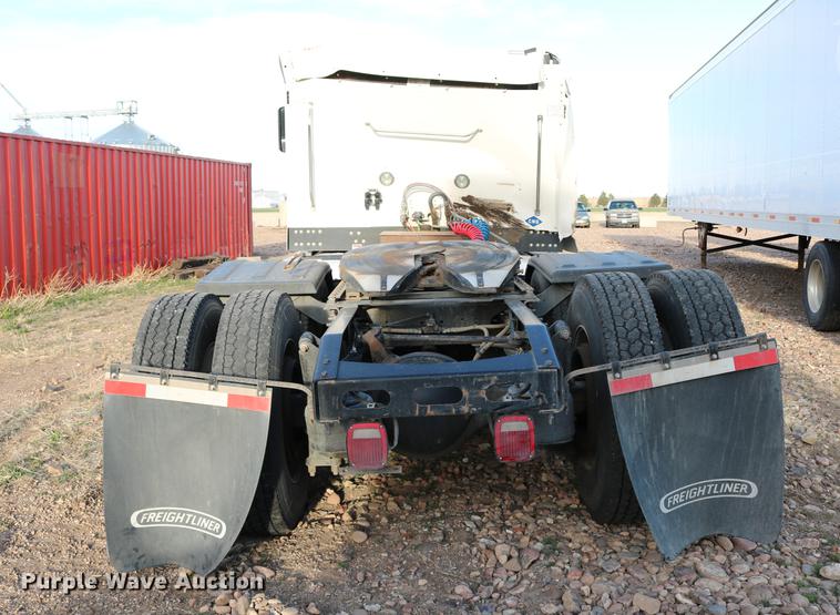 image for item DC7642 2015 Freightliner Cascadia semi truck