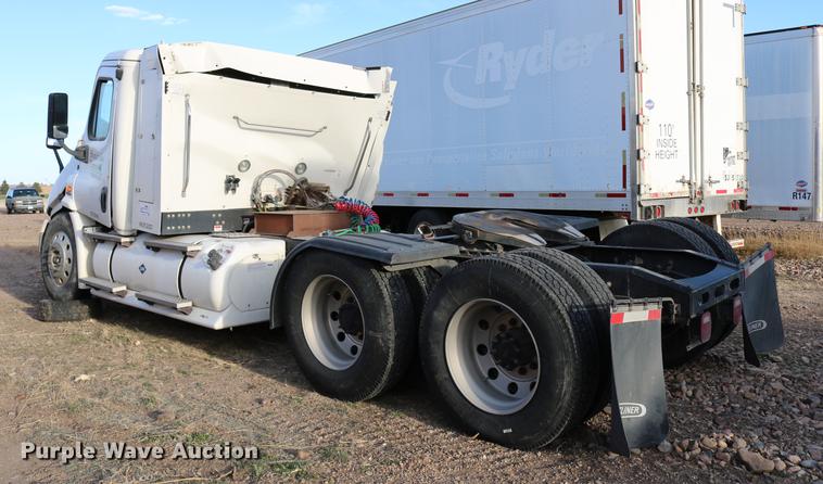 image for item DC7642 2015 Freightliner Cascadia semi truck