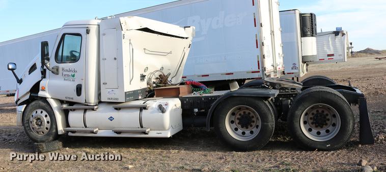 image for item DC7642 2015 Freightliner Cascadia semi truck