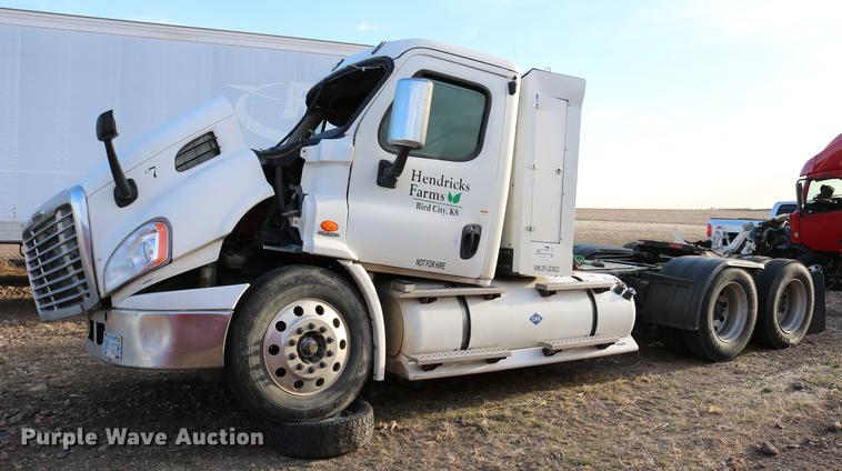 image for item DC7642 2015 Freightliner Cascadia semi truck