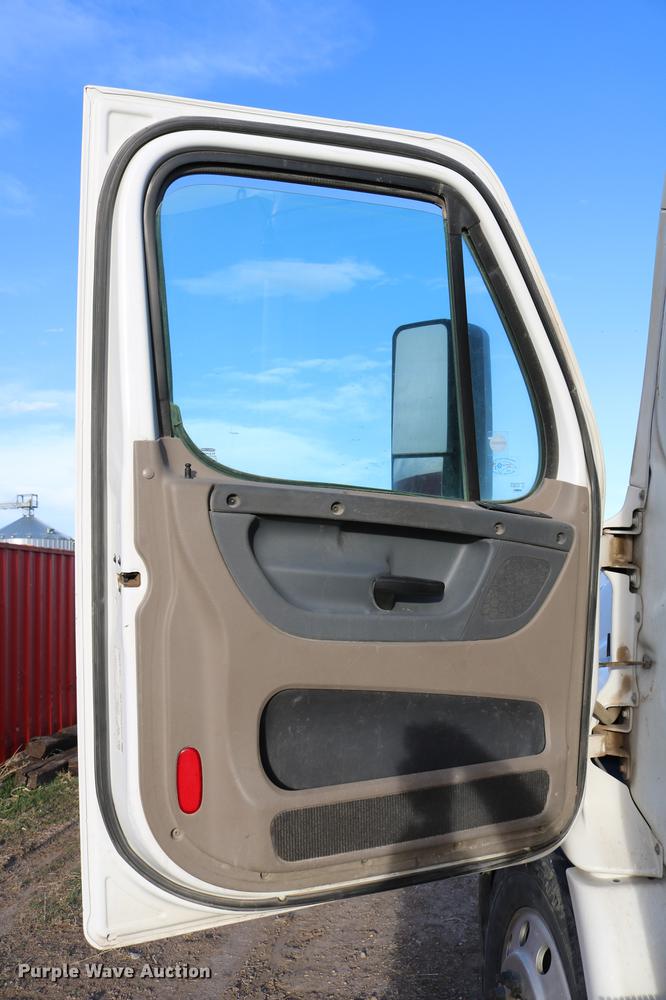 image for item DC7642 2015 Freightliner Cascadia semi truck