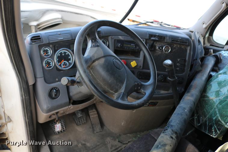 image for item DC7642 2015 Freightliner Cascadia semi truck