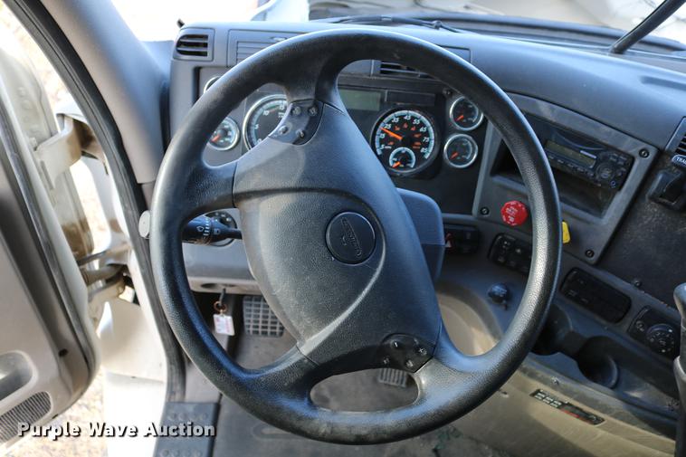 image for item DC7642 2015 Freightliner Cascadia semi truck