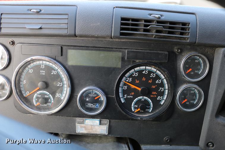 image for item DC7642 2015 Freightliner Cascadia semi truck