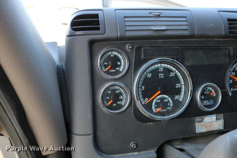 image for item DC7642 2015 Freightliner Cascadia semi truck