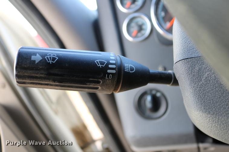 image for item DC7642 2015 Freightliner Cascadia semi truck