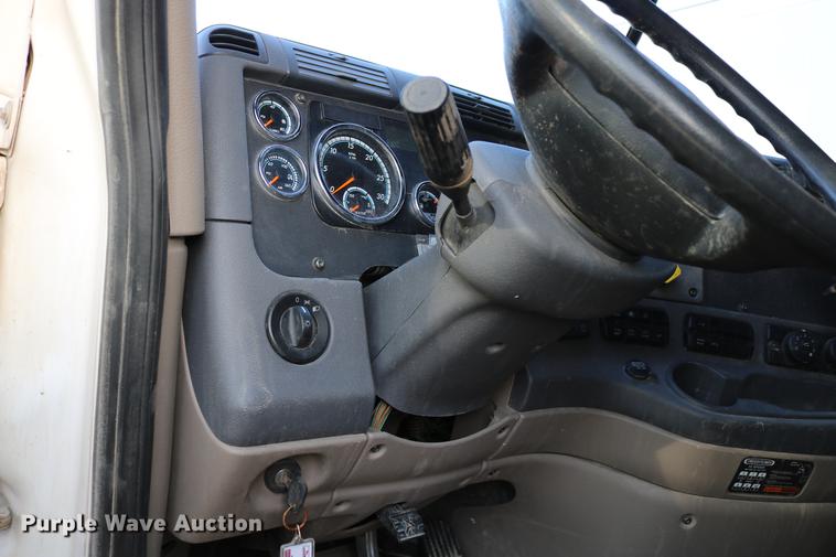 image for item DC7642 2015 Freightliner Cascadia semi truck