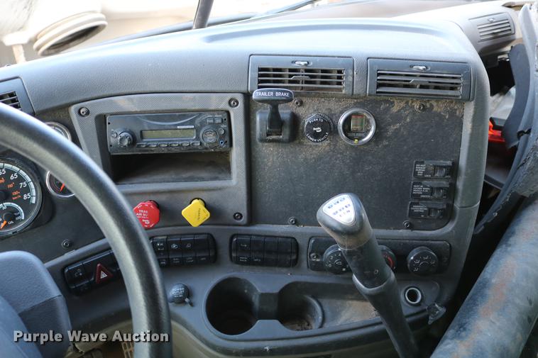 image for item DC7642 2015 Freightliner Cascadia semi truck