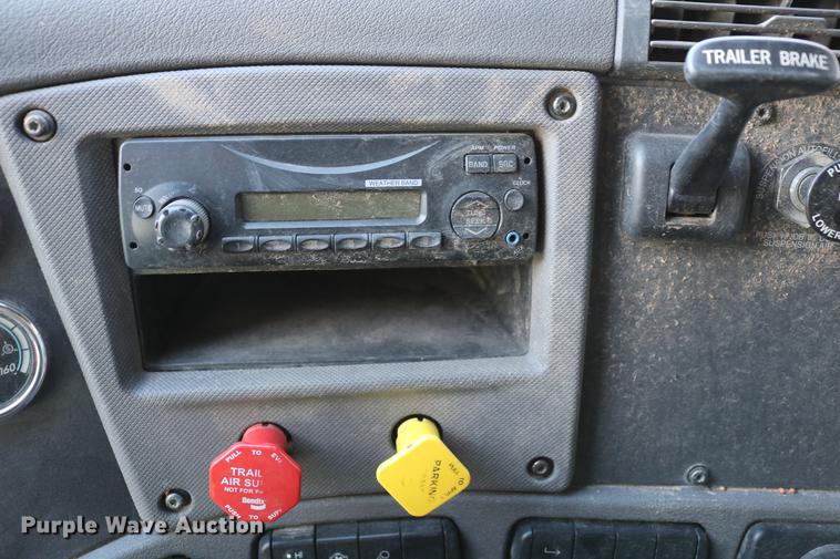 image for item DC7642 2015 Freightliner Cascadia semi truck