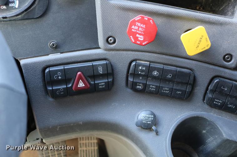 image for item DC7642 2015 Freightliner Cascadia semi truck