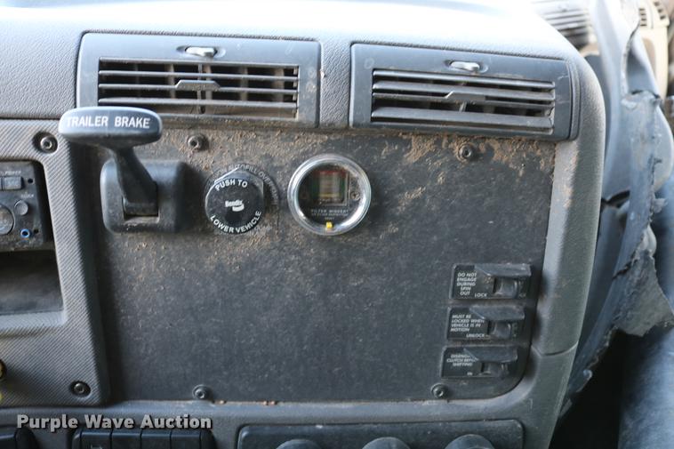 image for item DC7642 2015 Freightliner Cascadia semi truck