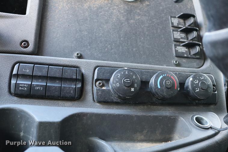 image for item DC7642 2015 Freightliner Cascadia semi truck