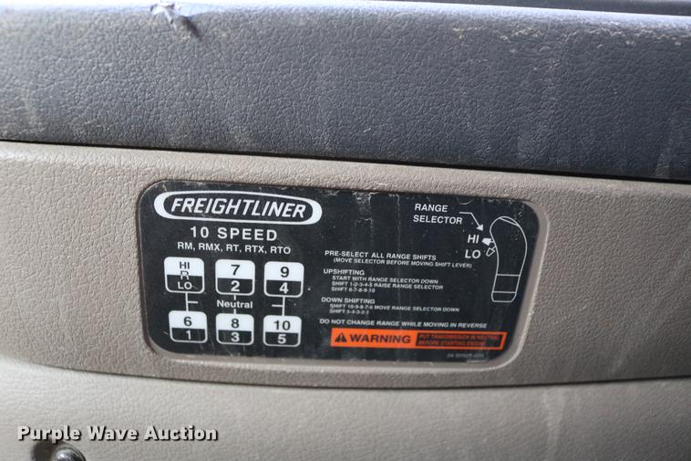 image for item DC7642 2015 Freightliner Cascadia semi truck