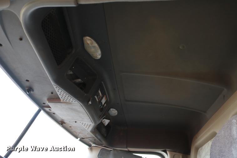 image for item DC7642 2015 Freightliner Cascadia semi truck