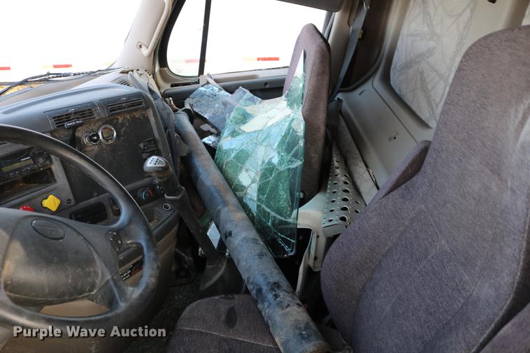 image for item DC7642 2015 Freightliner Cascadia semi truck