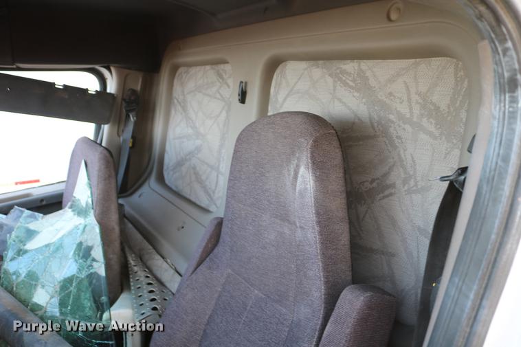 image for item DC7642 2015 Freightliner Cascadia semi truck