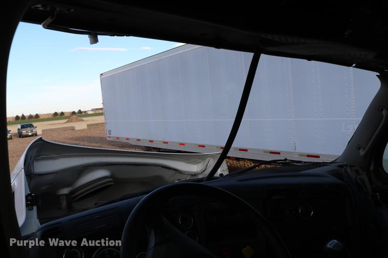 image for item DC7642 2015 Freightliner Cascadia semi truck