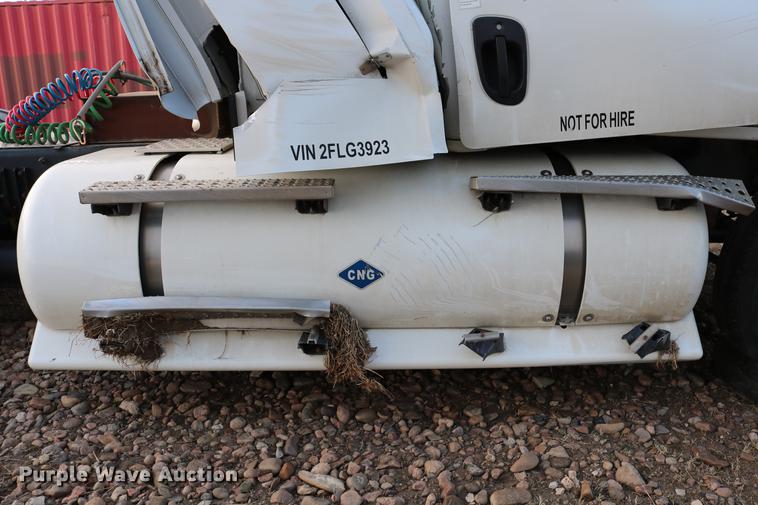 image for item DC7642 2015 Freightliner Cascadia semi truck