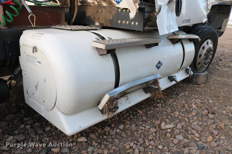 image for item DC7642 2015 Freightliner Cascadia semi truck