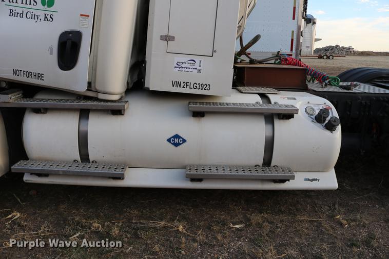 image for item DC7642 2015 Freightliner Cascadia semi truck