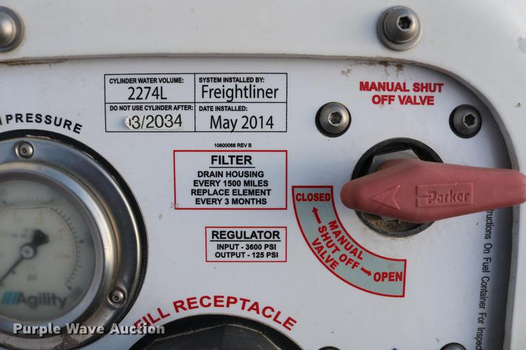 image for item DC7642 2015 Freightliner Cascadia semi truck