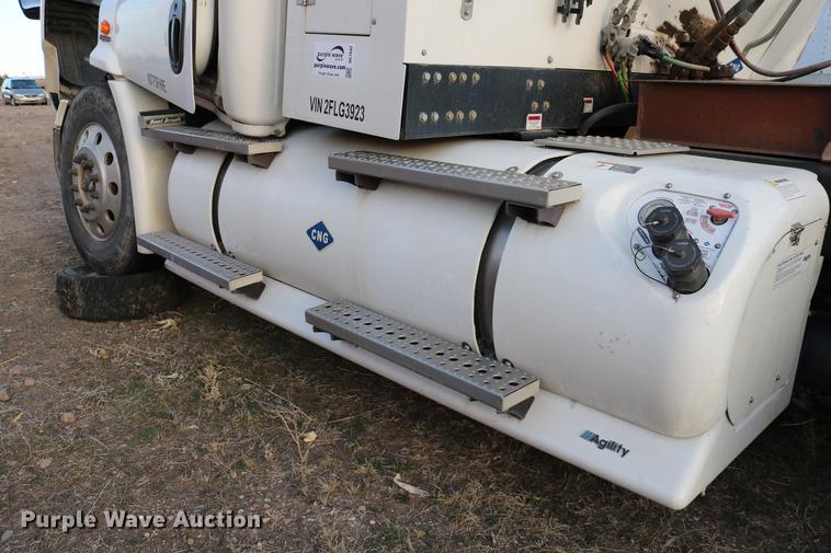 image for item DC7642 2015 Freightliner Cascadia semi truck