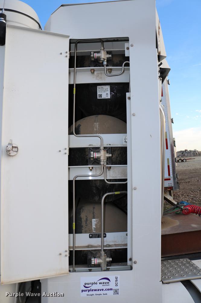 image for item DC7642 2015 Freightliner Cascadia semi truck