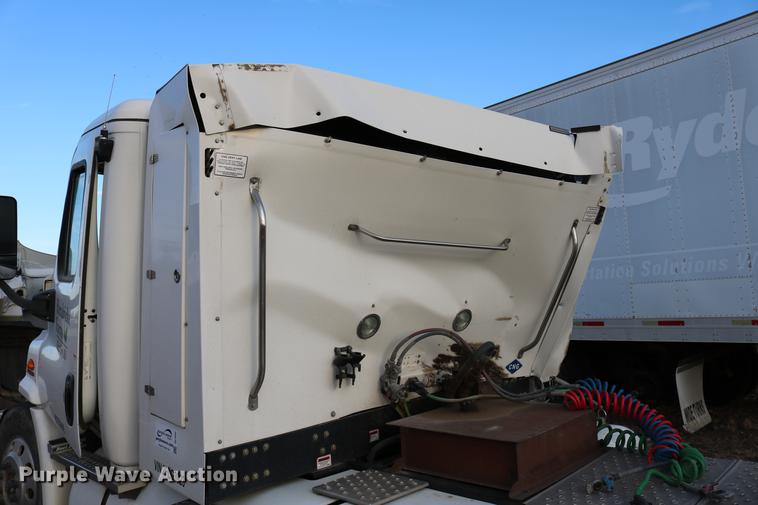 image for item DC7642 2015 Freightliner Cascadia semi truck