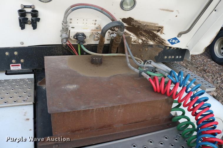 image for item DC7642 2015 Freightliner Cascadia semi truck