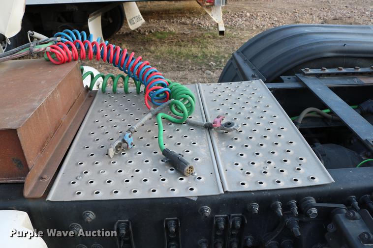 image for item DC7642 2015 Freightliner Cascadia semi truck