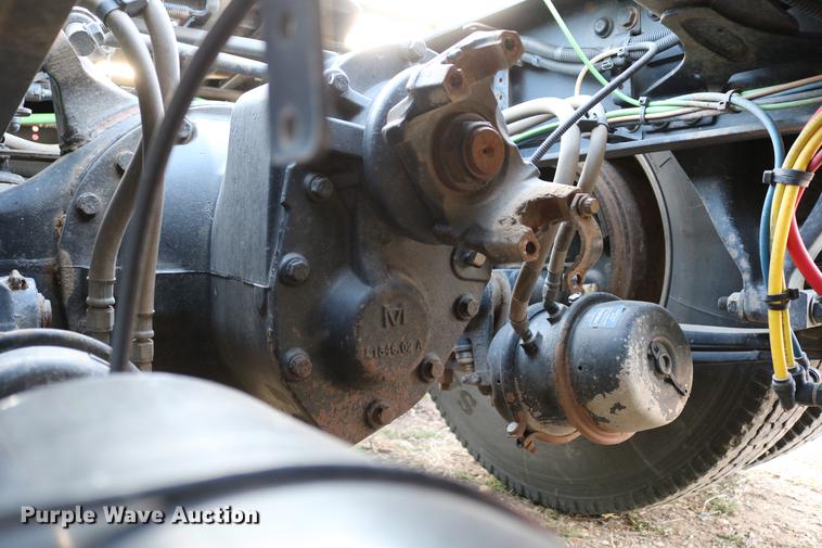 image for item DC7642 2015 Freightliner Cascadia semi truck